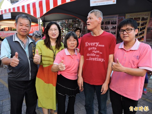 76歲的林芳江（圖中）將獨子（右二）託付里辦公室，她能休息並豐富人生。（記者張瑞楨攝）