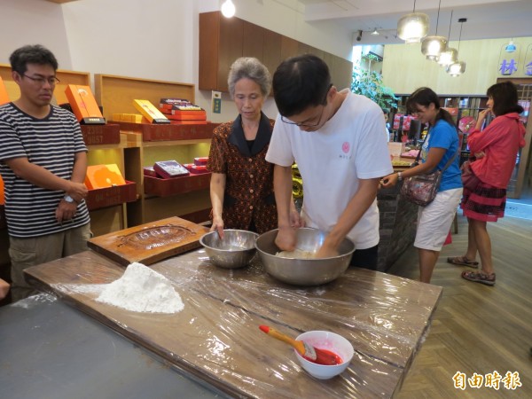 百年老店林金生香辦理150年慶，安排第三代老頭家娘教民眾如何製作鳳片龜。（記者蘇金鳳攝）