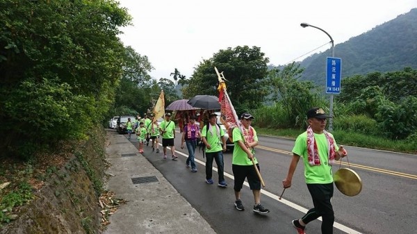 嘉義市東南嶽玄隍殿連續第3年發起行腳活動，前晚號召信徒輪流背起9公斤重的玄天上帝神像，沿阿里山公路往返154公里，徒步至全國海拔最高廟宇阿里山受鎮宮參香。（東南嶽玄隍殿提供）