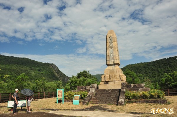 石碑光禿禿，遊客一頭霧水。（記者蔡宗憲攝）