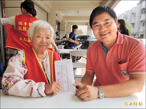 虎尾農工校長許永昌（右）幫81歲的莊阿嬤代筆，讓阿嬤開心不已，「呵咾」校長的字「真水」。 
（記者廖淑玲攝）