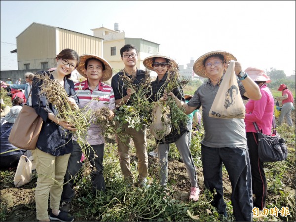 來自台中市的「股東」體驗當農夫的辛苦。（記者廖淑玲攝）