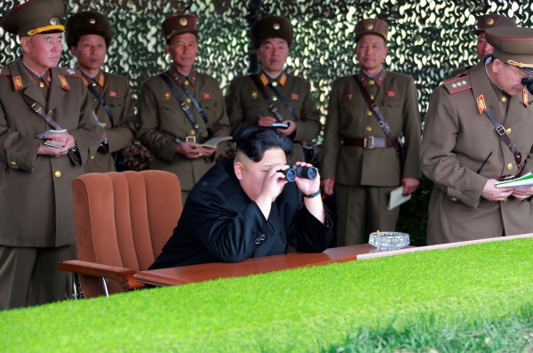北韓領導人金正恩日前視察一場火箭砲女兵的射擊比賽。（法新社）