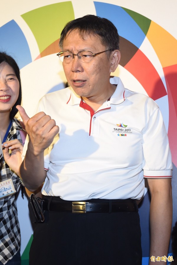 台北市長柯文哲20日出席「2017台北世大運主題曲徵選活動決賽」，接受媒體訪問。（記者簡榮豐攝）