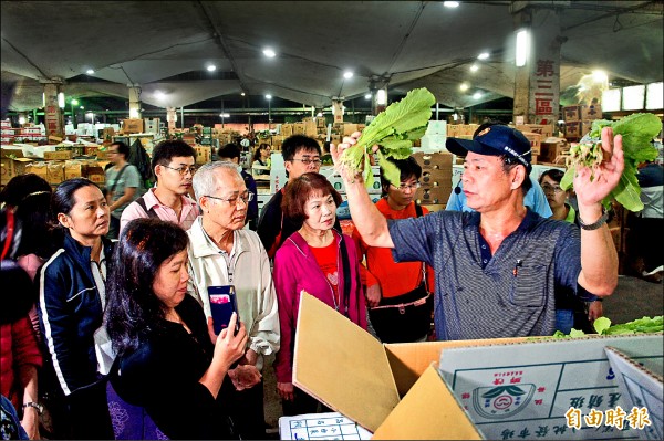 台北農產運銷公司首度開放參觀，22人搶得頭香，夜訪第一果菜批發市場，市場副主任蘇順基一路解說。（記者黃建豪攝）