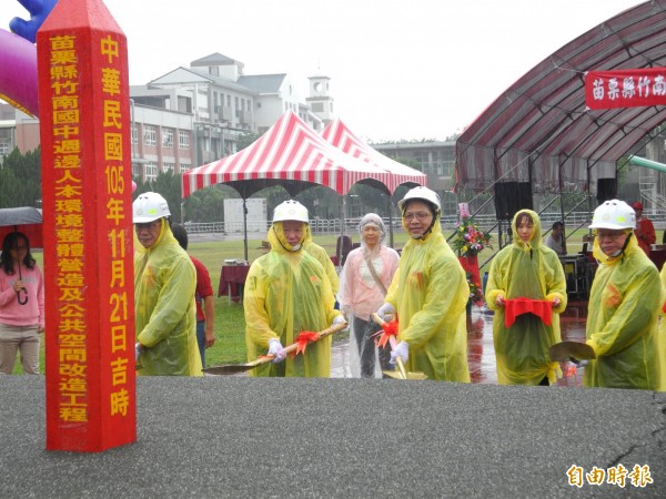 眾人在大雨中進行動土儀式。（記者許展溢攝）