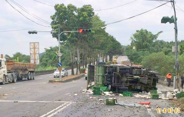 南投縣集集鎮發生砂石車追撞車禍，被撞的大貨車翻覆，造成台16線交通一度失序。（記者謝介裕攝）