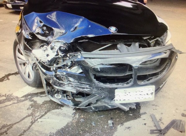 BMW大7撞Yaris慘輸，修車師傅：再堅固的車也有脆弱的地方。（記者李容萍翻攝）