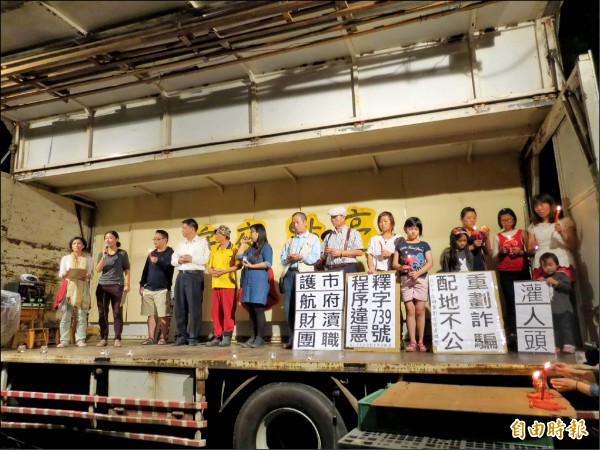 多個公民團體到黎明幼兒園守夜，以防重劃會半夜開怪手拆幼兒園建物。（記者蘇金鳳攝）