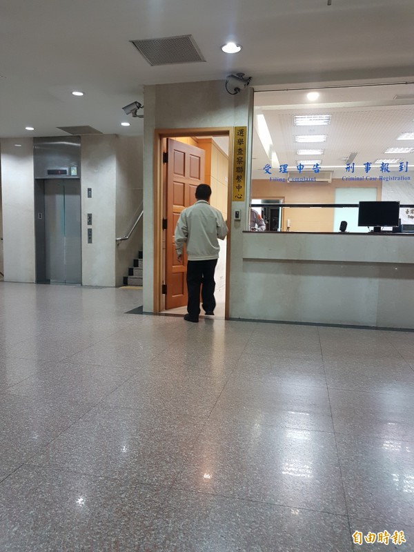 調查局台北市調查處調查官,今晚11點多,赴北檢開專案會議。(記者錢利忠攝) 調查局台北市調查處調查官,今晚11點多,赴北檢開專案會議。(記者錢利忠攝)