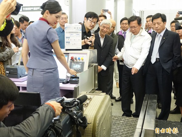 桃園機場捷運通過穩定度測試，桃園市長鄭文燦與交通部長賀陳旦今天視察桃機捷運設施後，共同宣布即將進入履勘程序。（記者張嘉明攝）