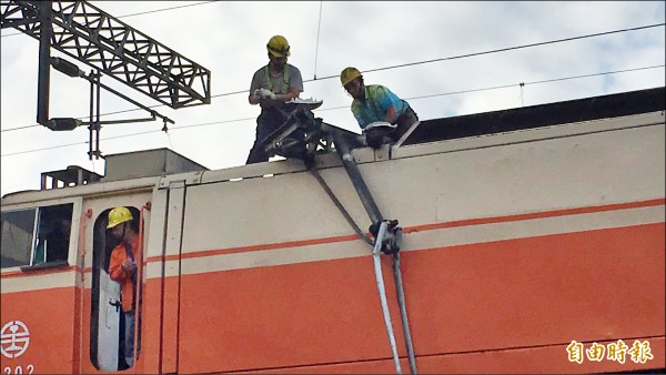 台鐵人員搶修被扯斷的電車線。（記者林欣漢攝）