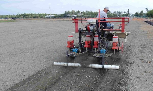 附掛插秧機式紅豆開溝播種機，讓農民得以附掛於水稻插秧機上使用，增加插秧機的功能。（高雄農改場提供）