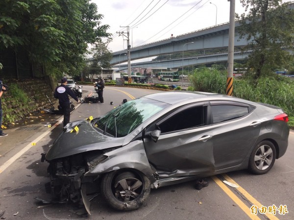 小轎車因疲勞駕駛，逆向撞上機車騎士。（記者曾健銘攝）