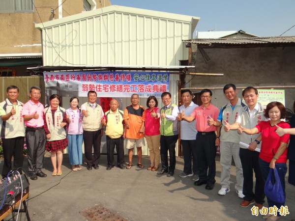 南市南區行善團助弱勢獨居老人完修漏水屋，從此能住的安心。（記者王俊忠攝）