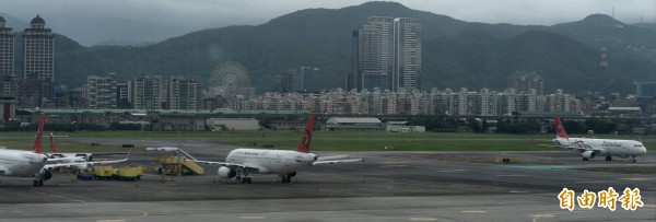 復興航空無預警宣布22日所有航線全面停飛，興航班機停放松山機場機機坪。（記者簡榮豐攝）