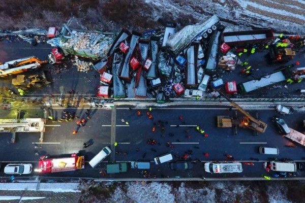 中國京昆高速公路山西平陽路段21日上午發生連環車禍。（圖擷取自中國網路）