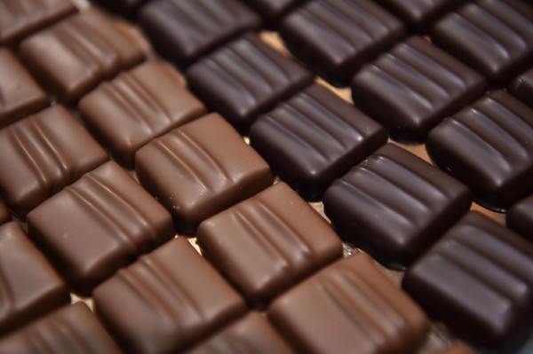 英國研究發現，如果在吃巧克力時聽不同種類的音樂，會因此吃到不同的味道。（法新社）