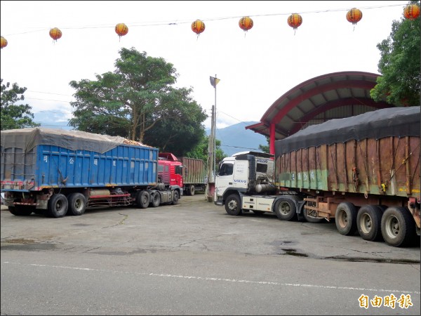 警方在水里鄉查獲二輛疑要濫倒垃圾的貨車，司機提不出廢棄物清除許可，全案依違反廢棄物清理法送辦。（記者劉濱銓攝）