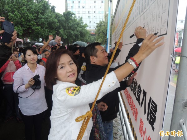 宜蘭縣羅東鎮發起反核食行動，鎮長林姿妙帶頭連署。（記者江志雄攝）