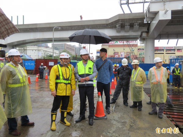 台中市交通局長王義川（左三）視察捷運綠線市政站共構站體。（記者蘇金鳳攝）