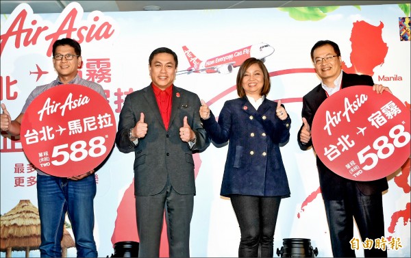 AirAsia宣布台北飛馬尼拉、台北飛宿霧二條航線正式起飛，最低單程票價588元。（記者方賓照攝）