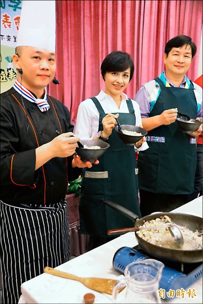 金牌名廚葉宗奇（左）與在地業者合作，推出貼近田園及農家風味的白玉蘿蔔特色料理。（記者黃佳琳攝）