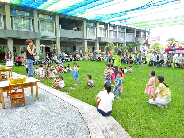 志航國小與附幼原本在同一個校區，後來因志航國小遷校到現址，才與附幼場地分開，圖為志航附幼父親節活動照。（記者王善嬿翻攝）