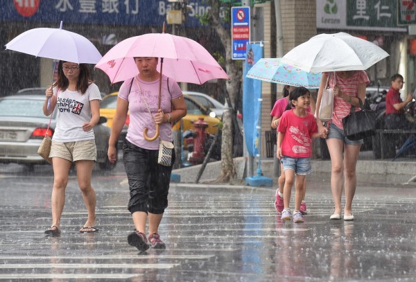 今天全台各地皆有雨。（資料照） 