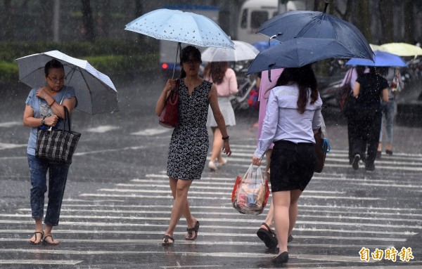 受東北季風及華南雲雨區東移影響，全台各地皆有雨。（資料照，記者簡榮豐攝）