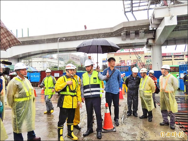 交通局長王義川(左三)視察捷運綠線市政站G9-1站工程進度。（記者蘇金鳳攝）