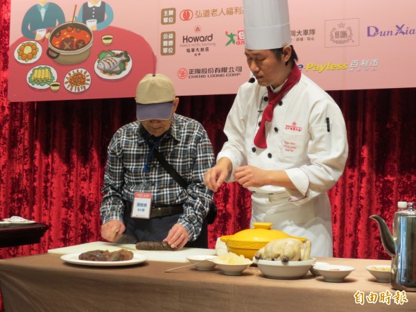 台中福華飯店主廚與弘道的長者一起烹煮美食。（記者蘇金鳳攝）