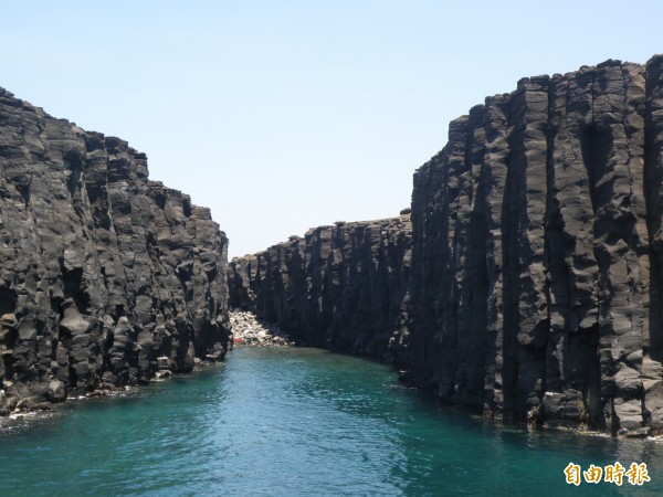 南方四島除擁有玄武岩林立美景，更是台灣海洋種源庫。（記者劉禹慶攝）