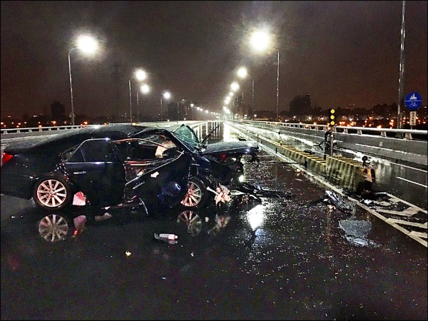 酒駕車失控撞機車道，車頭幾乎全毀，1死2傷。（記者王宣晴翻攝）