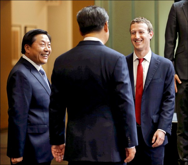 去年九月，「臉書」執行長札克柏格在美國華盛頓州雷德蒙德（Redmond）市，會見中國國家主席習近平和中國前國家互聯網信息辦公室主任魯煒。（路透檔案照）