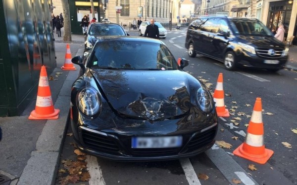 巴黎人奧立佛（Olivier）把要價15萬歐元（約新台幣500萬元）的保時捷911 Carrera S亂停，被警察認為相當可疑，引擎蓋被炸開檢查。（圖擷自推特）