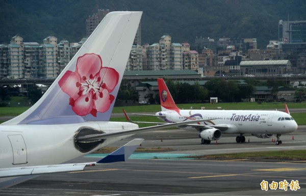 松山機場復興航空飛機（右）、中華航空飛機。（檔案，記者簡榮豐攝）