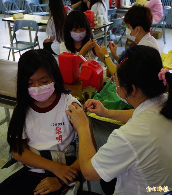流感進入高峰，醫療人員為學生提供疫苗接種服務。（資料照，記者蔡淑媛攝）