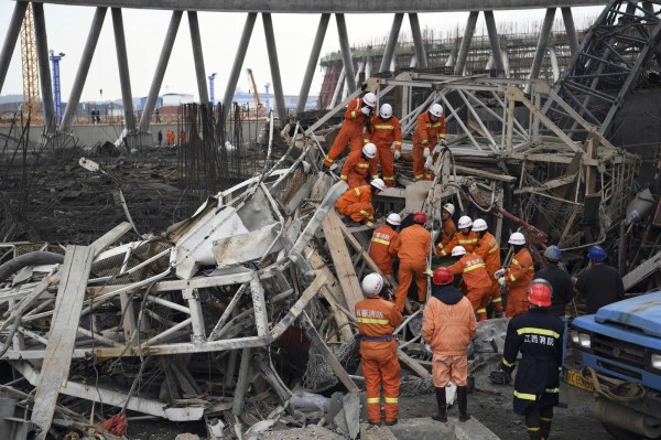 中國江西省豐城今上午7點多傳出一處電廠的施工平台突然倒塌，截至今晚間已確認死亡人數增加到68人。（美聯社）