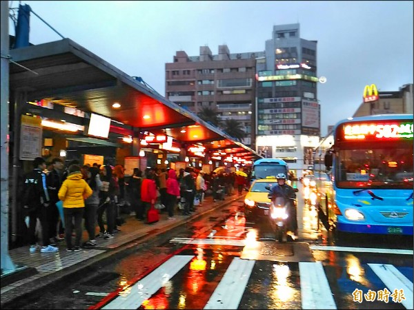 議員建議第一線接觸乘客的公車司機，應納入流感接種優先對象，增加司機抵抗力，減少流感擴散機會。（記者俞肇福攝）