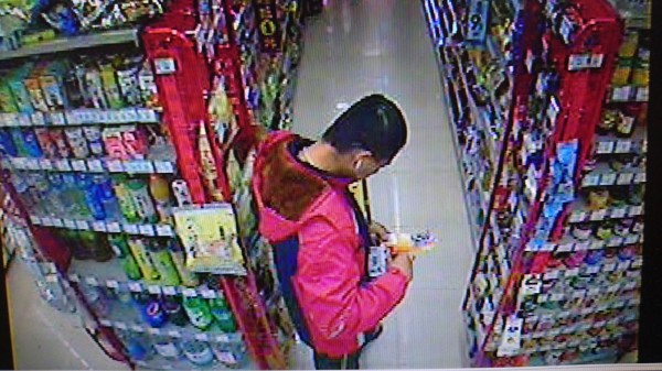 呂姓男子到1家便利超商內,連續6次偷竊特定品牌的刮鬍刀片組。(記者彭健禮攝) 呂姓男子到1家便利超商內,連續6次偷竊特定品牌的刮鬍刀片組。(記者彭健禮攝)