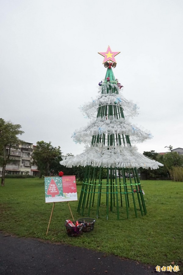 位於童話公園的環保祈福樹高8公尺，由約500個寶特瓶組成。（記者林敬倫攝）