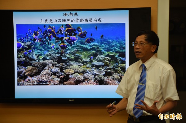 國立台灣海洋大學校長張清風25日主持記者會，發表珊瑚生殖研究成果。（記者俞肇福攝）