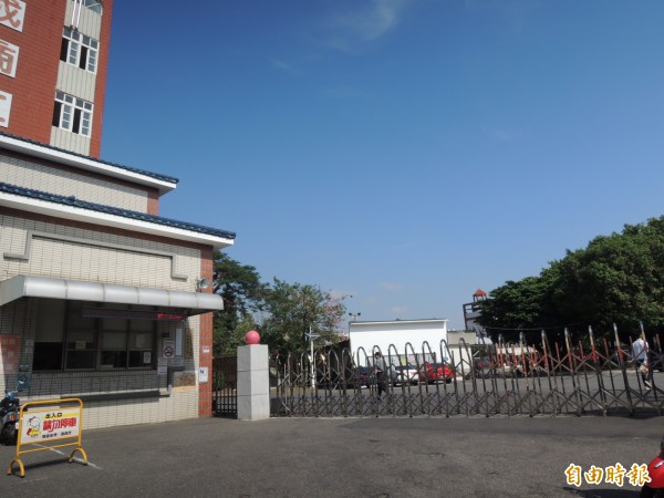 前校長因向營養午餐廠商索取回扣遭判刑，虎尾大成商工今日召開董事會，拒絕媒體進入校內採訪。（記者廖淑玲攝）