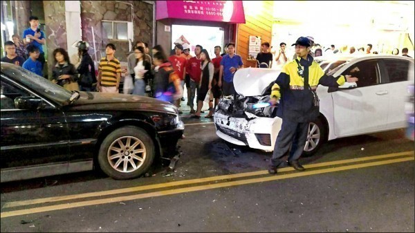 東海夜市的BMW大7（黑車）與豐田（白車）大戰，現在傳出大7修車費也要向白車屁孩索賠。 （圖擷自「爆料公社」臉書）