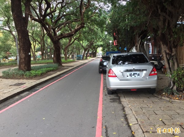 新竹市東門圓環旁文化街路面寬度只有三至四米，馬路雖畫設紅線，仍佈滿違停的汽、機車，卻鮮少看見警方取締。（記者王駿杰攝）