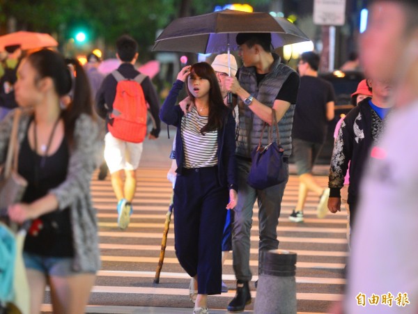 氣象局發布大雨特報，今（２５日）晚至明（２６）日宜蘭地區有局部大雨發生的機率；花蓮、台東、恆春半島及基隆北海岸易有局部較大雨勢，請注意瞬間大雨，山區慎防坍方落石。（圖為示意圖。資料照，記者王藝菘攝）