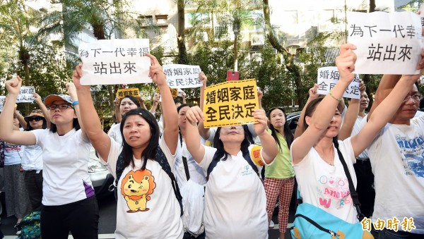 反同民眾日前衝進立法院抗議，要求民進黨立委尤美女出面說明。（資料照，記者朱沛雄攝）