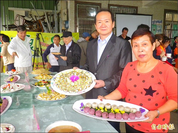 瑪東發展社區農友端出山藥做的各式風味餐。（記者盧賢秀攝）