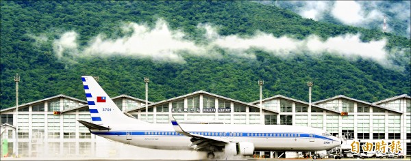 花蓮航空站設施完善，已具有國際航線資格，圖為總統專機在花蓮機場降落情形。（記者游太郎攝）